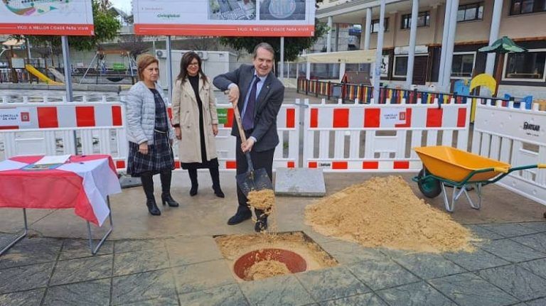 Caballero coloca a primeira pedra da humanización integral da rúa Teixugueiras, en Navia