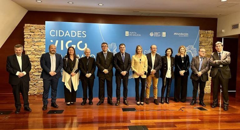 A vicepresidenta primeira da Deputación de Pontevedra, Marta Fernández-Tapias, asistiu na Sede Afundación de Vigo á inauguración da mostra “Vigo no tempo”