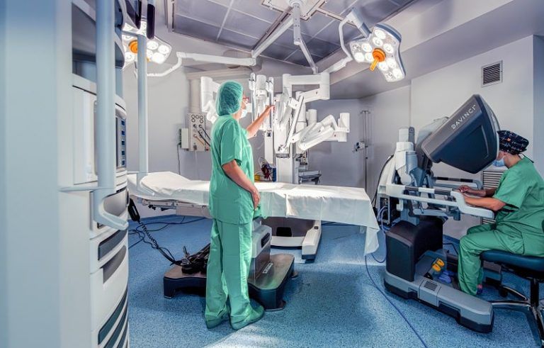 Más de 1.500 pacientes urológicos se han tratado con éxito con los seis robots quirúrgicos Da Vinci de los hospitales Vithas 