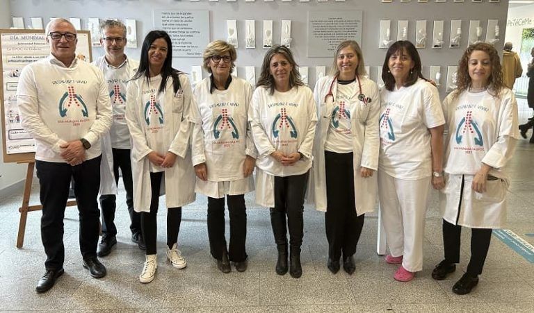 O servizo de Pneumoloxía da Área Sanitaria de Vigo habilita unha mesa informativa para informar á cidadanía sobre a enfermidade da Epoc