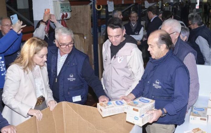 Iago Aspas y Marián Mouriño conociendo el Bco de Alimentos Vigo-min