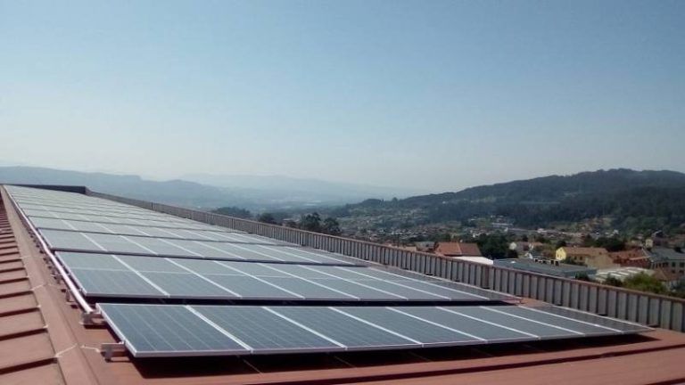 Tameiga instalará paneis fotovoltaicos que abaratarán un 30% a enerxía de empresas e veciñanza
