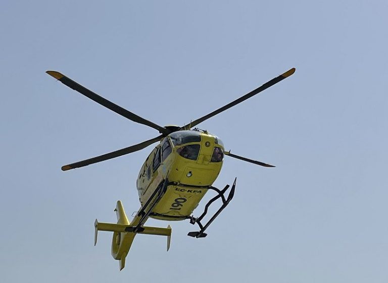 Una persona fue rescatada por los servicios de emergencias después de caer en las rocas de una playa en la Isla de Arousa