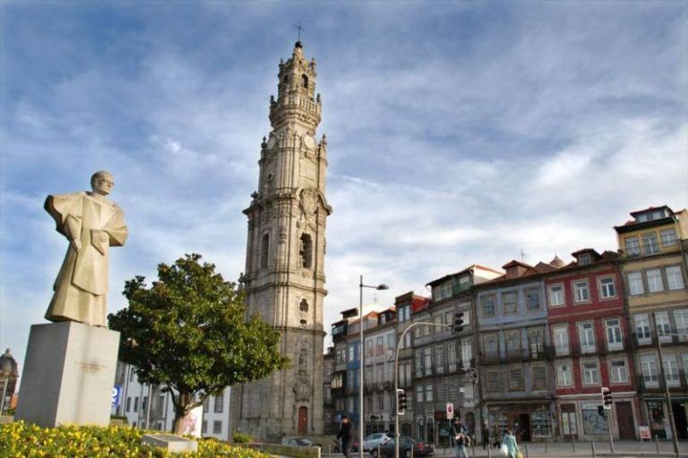 El grupo vigués Viqueira adquiere un emblemático edificio en el centro de Oporto