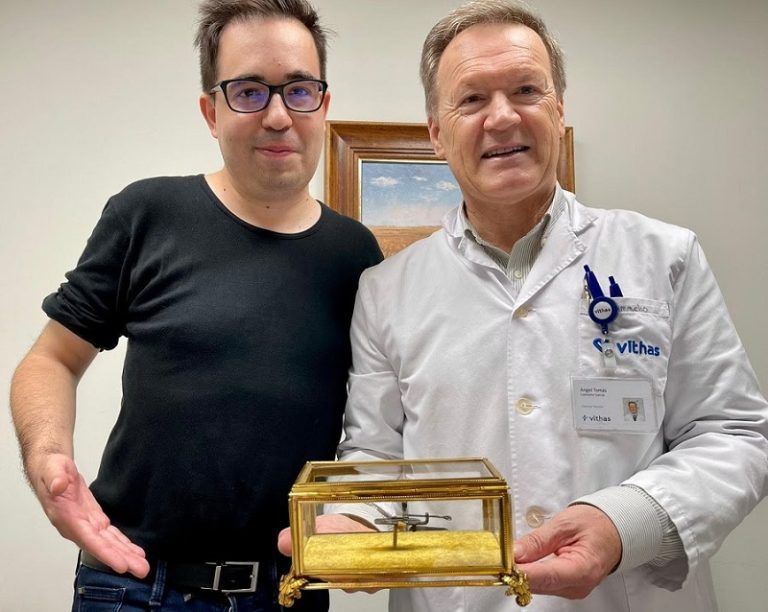El Doctor Tomás Camacho presenta hoy en Vigo: «El arte de la luz y la sombra»