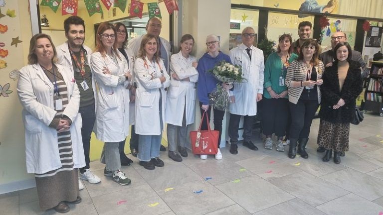 Susana Rodríguez Gacio amadriña a biblioteca escolar da aula hospitalaria do Álvaro Cunqueiro
