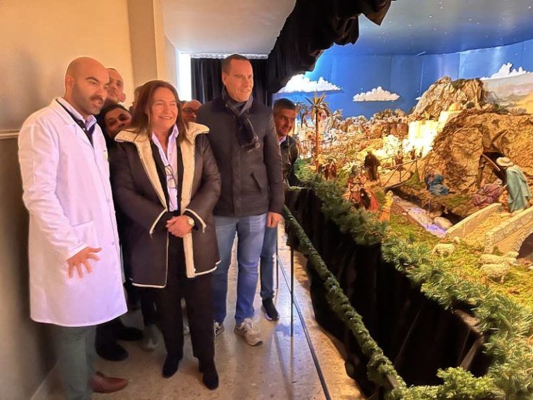 A delegada da Xunta visita o tradicional belén elaborado polo persoal e usuarios de San Rafael de Vigo