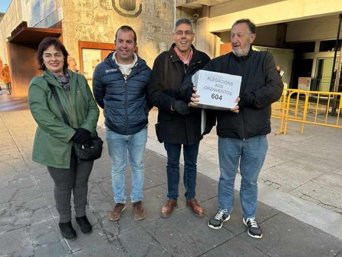 Foto entrega reclamacions orzamentos Concello-min