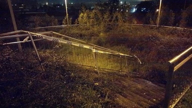 Sorprenden a dos varones hurtando una barandilla de acero inoxidable de un parque de Vigo