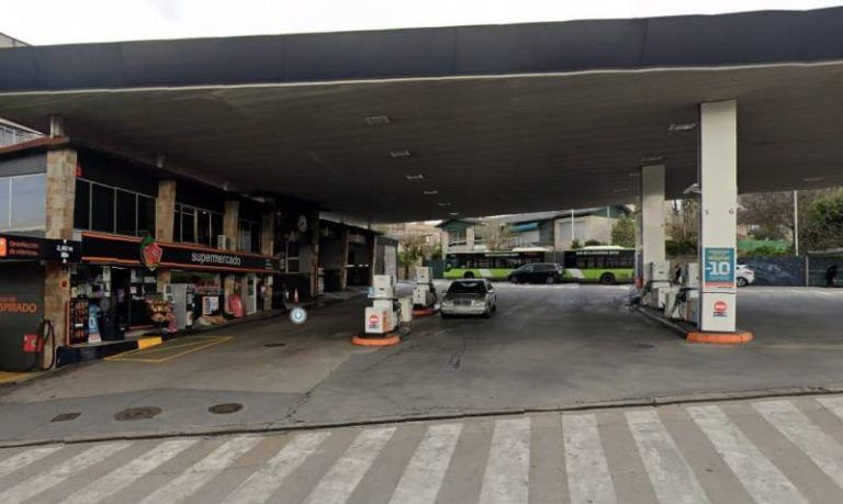 Detenido por agredir a agentes de la Policía Local tras causar problemas en la gasolinera de Plaza de España
