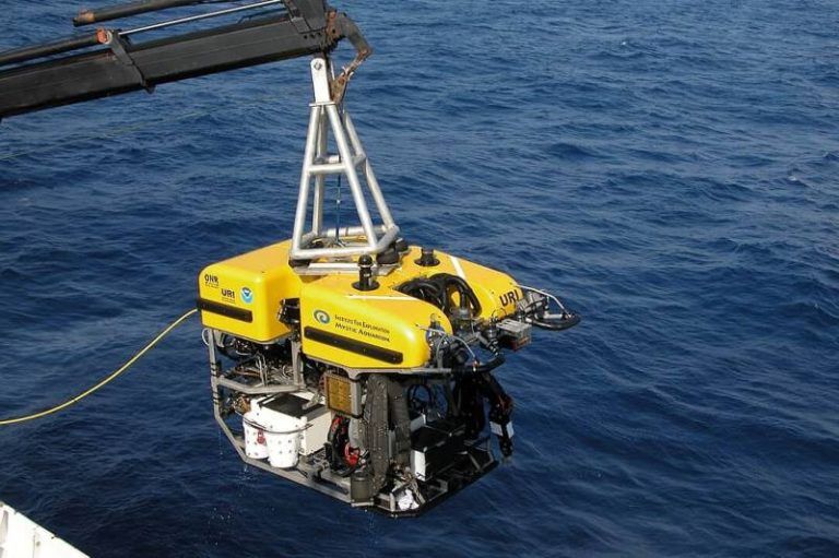 La Xunta centra la petición de medios al Estado en las embarcaciones y aeronaves de las que dispone en Galicia para atajar la llegada de pellets en el mar