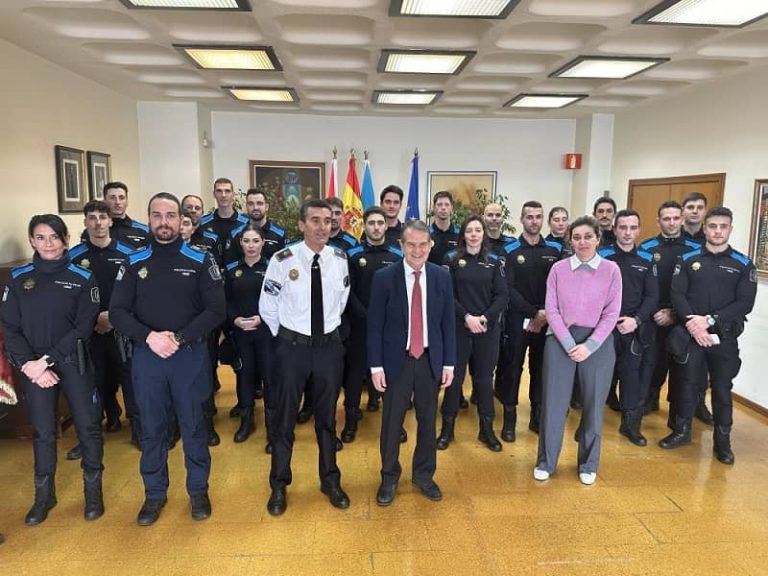 El alcalde da la bienvenida a los 21 agentes locales que se incorporan a la Policía Local