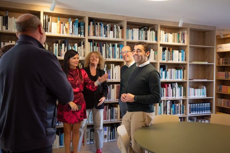 Luis López participa nunha visita á biblioteca de Petelos en Mos na que a Deputación investiu 360.000 euros para a reforma do inmoble