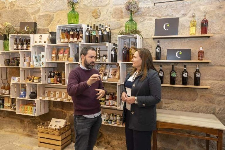 A delegada da Xunta visita aos novos emprendedores que reactivan o comercio no Casco Vello de Vigo