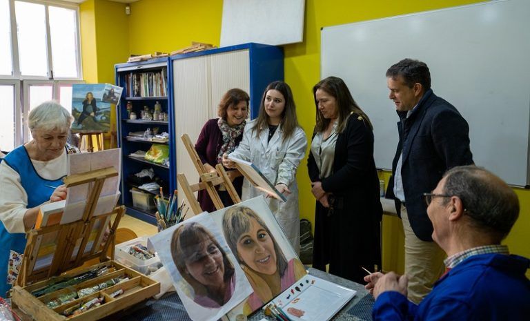 A delegada da Xunta visita aos usuarios que participan nas actividades do centro sociocomunitario de Coia