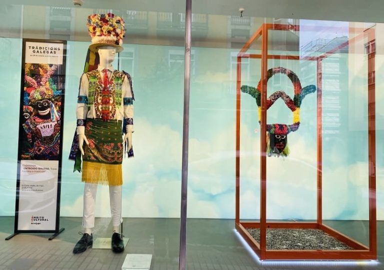 As vestimentas de Cobres lucen nunha exposición temática do entroido galego no Corte Inglés de Vigo
