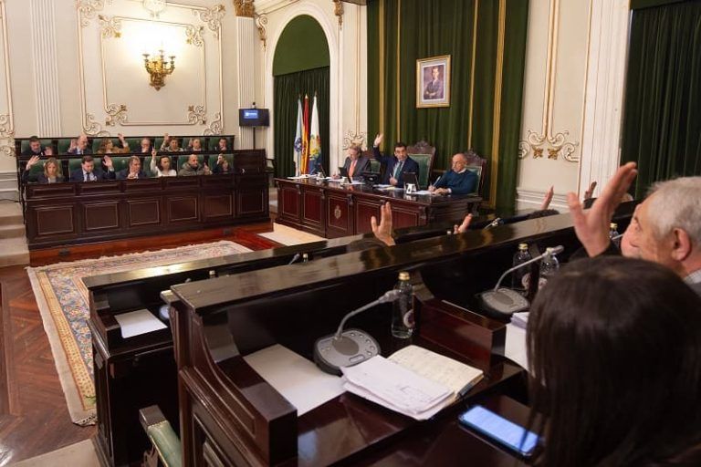 O pleno da Deputación esixe ao Goberno central que palíe a suba das peaxes nas autoestradas da AP-53 e AP-9 e axilice a transferencia desta última a Galicia