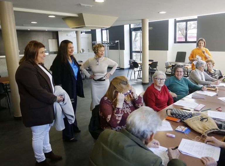 A delegada da Xunta visita aos usuarios que participan nas actividades do centro sociocomunitario de Redondela