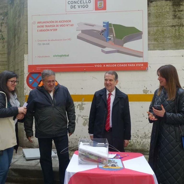 Comeza a instalación do ascensor entre Travesía e Aragón
