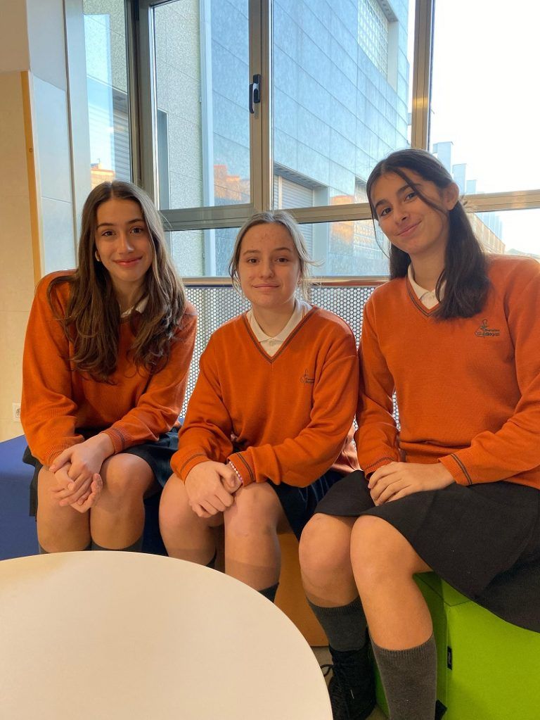 Tres estudiantes del Colegio Mariano de Vigo galardonadas con la prestigiosa beca de la Fundación Amancio Ortega