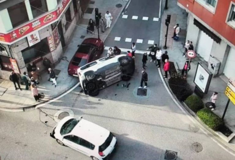 Un conductor ebrio provoca un accidente con vuelco en el cruce de Buenos Aires con Sanjurjo Badía
