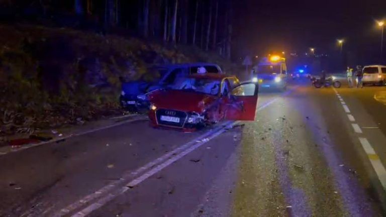 Muere un motorista y tres personas resultan heridas tras un choque frontal entre coche y moto en Coruxo