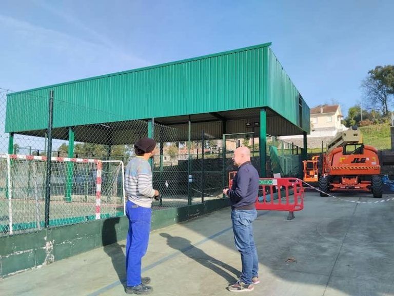 Covelo cobre a pista deportiva de pádel para poder practicar este deporte todo o ano