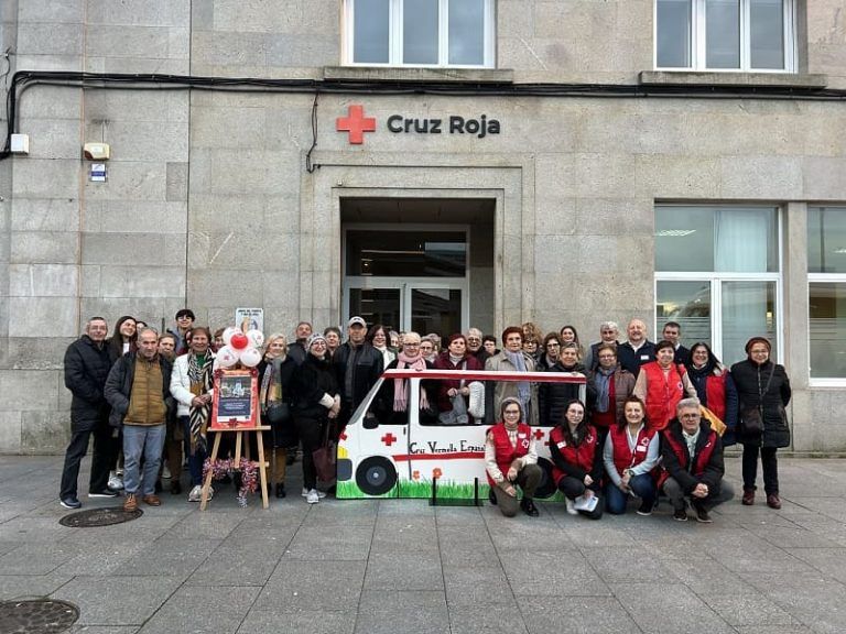 Enredos bajo las luces: Cruz Roja reúne en Vigo a las personas participantes en los programas para mayores de la provincia