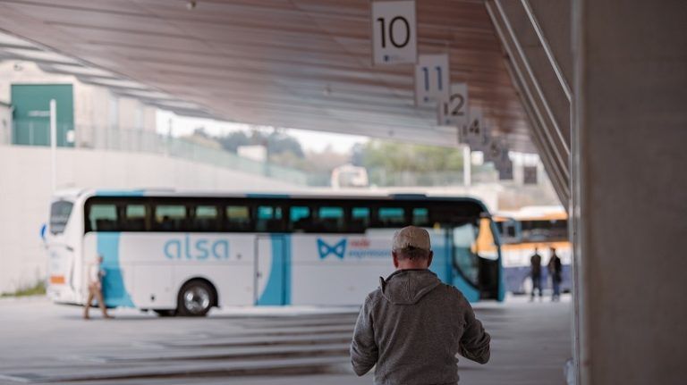 Os maiores de 65 anos poden viaxar de balde no transporte público autonómico empregando a Tarxeta de Mobilidade de Galicia, a TMG