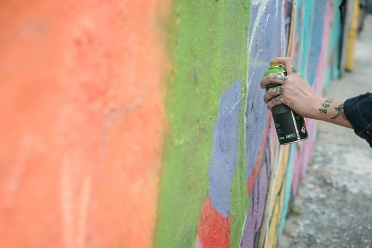 Detenido un joven por agredir a un agente de policía que lo identificó haciendo grafitis
