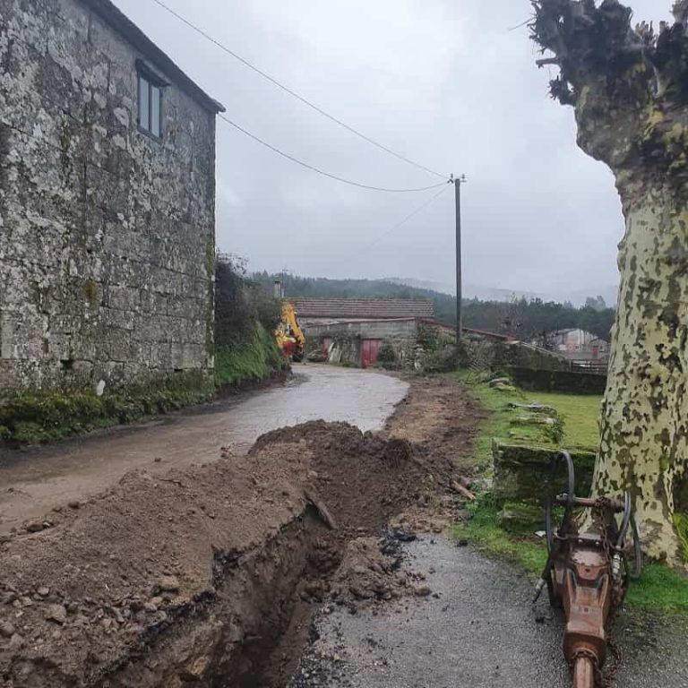 Comezan as obras de mellora da contorna da igrexa de Prado da Canda en Covelo