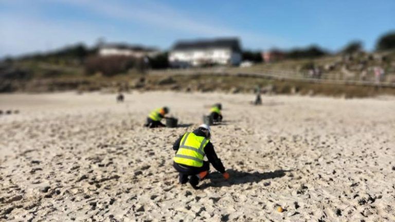 Galicia se sitúa por debajo de los umbrales de pellets en la costa para los que los criterios internacionales recomiendan actuaciones de limpieza