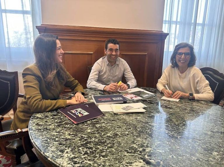 Luis López aborda cos responsables do IKFEM Creativa a organización dos actos deste festival que se celebra en Tui no verán e conta co apoio da Deputación de Pontevedra
