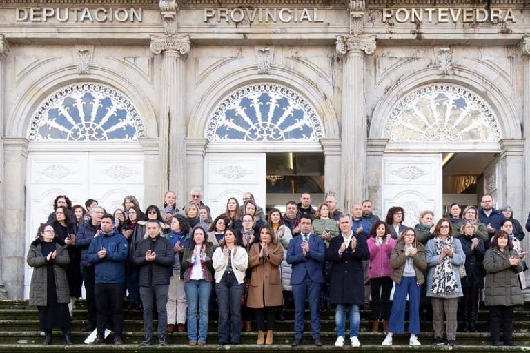 A Deputación garda un minuto de silencio en memoria dos dous gardas civís falecidos en acto de servizo