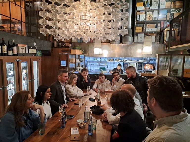 El PP de Vigo apela al voto joven para garantizar la gratuidad de la matrícula universitaria, su primera experiencia laboral y el bono alquiler
