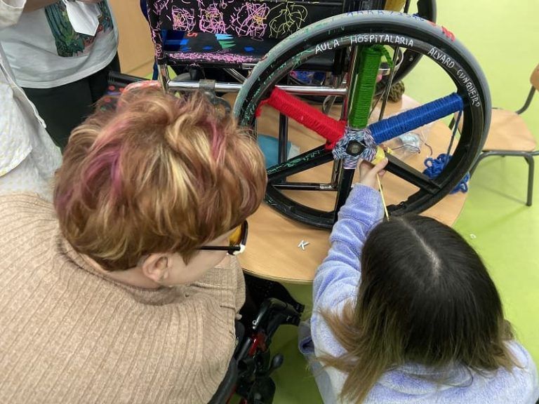 APAMP presenta su VII Intervención Artística Urbana “Sentada na Rúa”