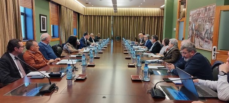 La APV reúne al consejor asesor del puerto pesquero para seguir avanzando en la búsqueda de soluciones conjuntas y relanzar la actividad de O Berbés