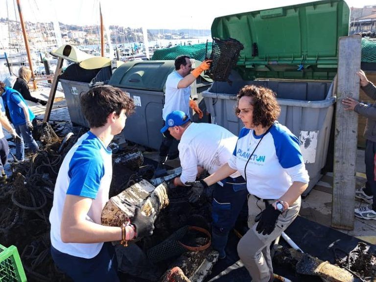 Retiran 1200 kilos de basura marina de los fondos del puerto de Sanxenxo
