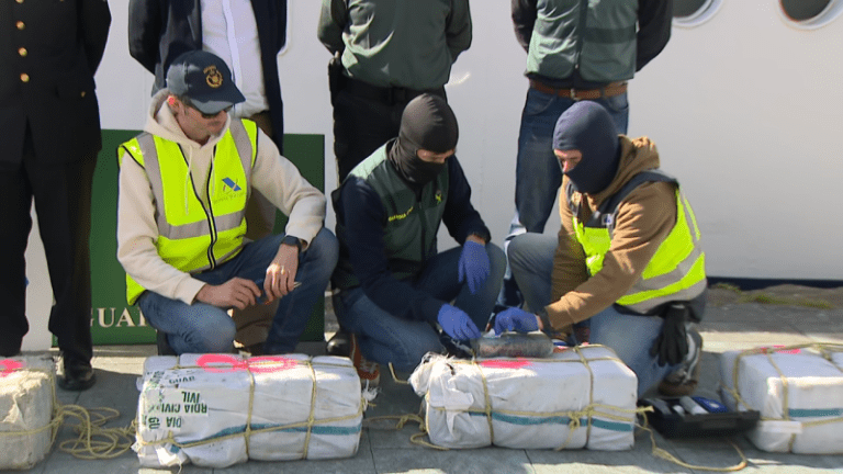 Descargan en Vigo 200 kilos de droga interceptada al oeste de Canarias