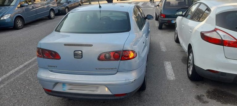A Policía Local de Mos recupera un coche roubado estacionado en pleno carril de circulación