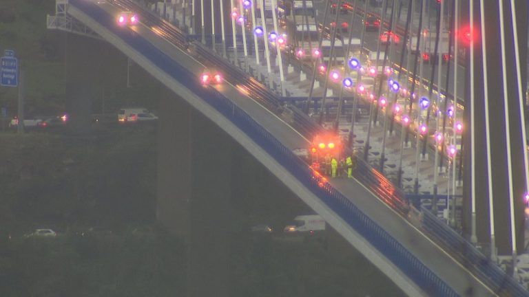 Un turismo ardiendo provoca retenciones en el Puente de Rande