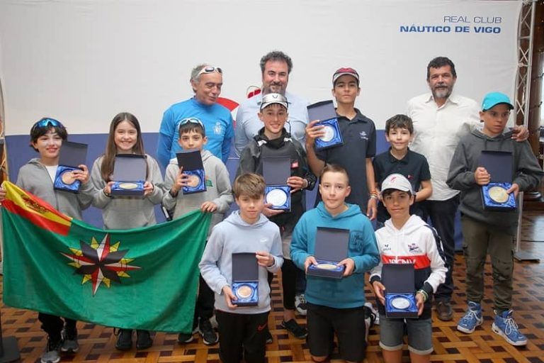 Eolo falló otra vez y el Trofeo Ría de Vigo de Optimist, con una sola manga, se repartió entre regatistas de cuatro clubes de la provincia