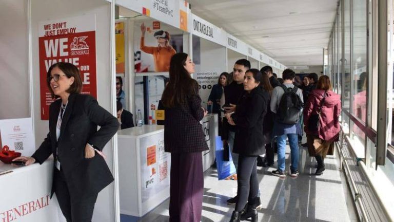 Medio milleiro de alumnas e alumnos participan en Vigo na primeira gran cita do ano co emprego universitario