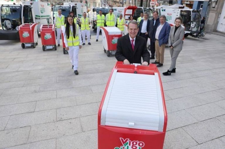 Abel Caballero: “Vigo estrea o primeiro furgón lavapapeleiras de Galicia”