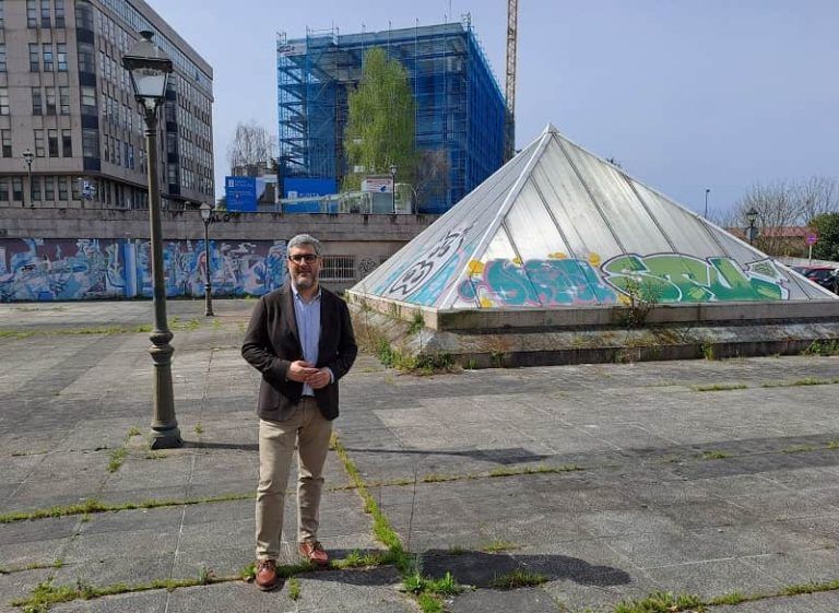 El PP plantea recuperar la plaza sobre el aparcamiento de la calle Coruña para ganar una zona de esparcimiento