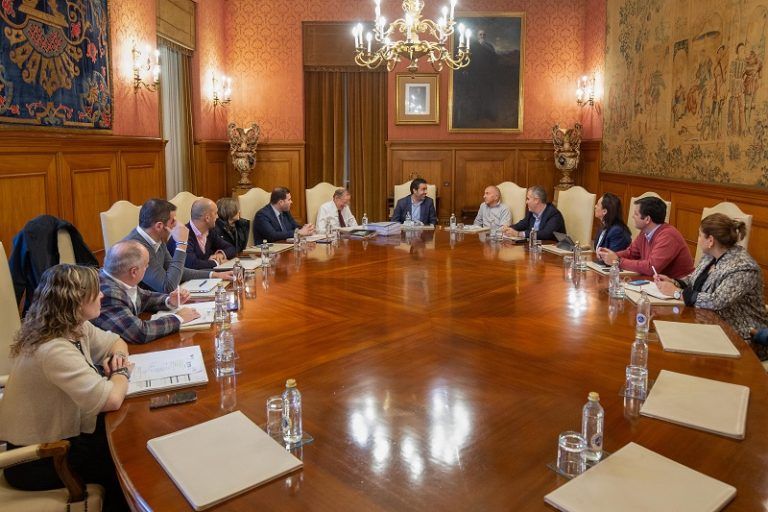 A Deputación destina máis de 1,5 millóns de euros para que 13 concellos da provincia contraten a 57 persoas, afronten gasto corrente e impulsen novos investimentos