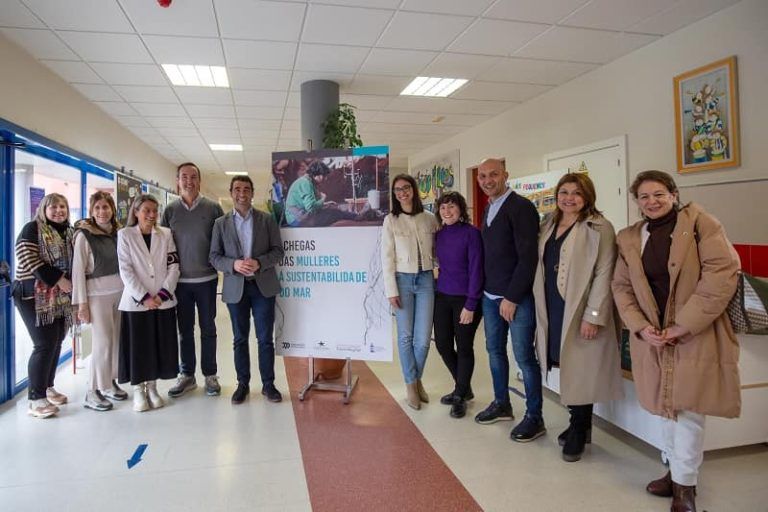 Luis López anima a traballar pola igualdade os 365 días do ano a escolares do Porriño na inauguración dunha mostra sobre o traballo das mulleres do mar