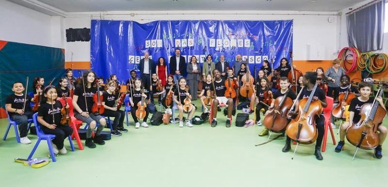 Ana Ortiz salienta o alto valor da iniciativa social e pedagóxica da Orquestra Son das Flores do CEIP Vicente Risco que recibirá o título de vigués distinguido