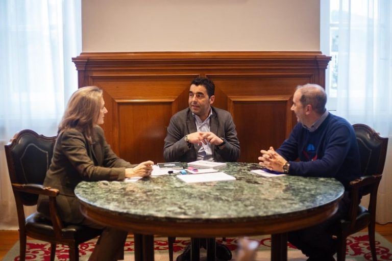 Luis López coñece as necesidades e proxectos da Federación Galega de Automobilismo para levar ao motor a aposta da Deputación polo deporte