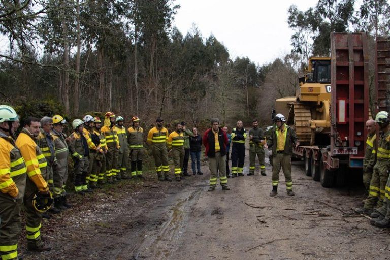 La Xunta forma a los operarios de maquinaria que trabajan en la defensa contra los incendios en prácticas seguras basadas en casos reales